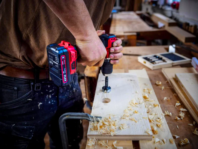 foratura-legno-con-attrezzi-da-lavoro